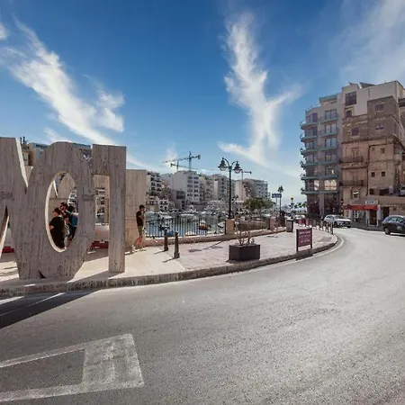 A Fully Equipped 3br With Lovely Views & Wifi Apartment *