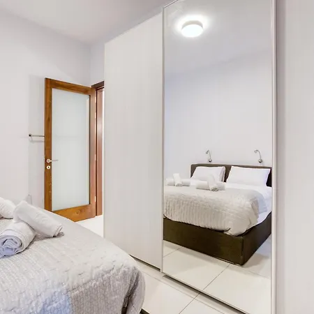 A Fully Equipped 3br With Lovely Views & Wifi *