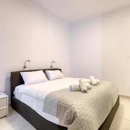 A Fully Equipped 3br With Lovely Views & Wifi *