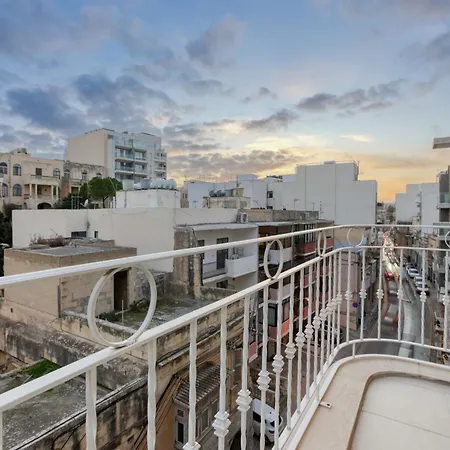 A Fully Equipped 3br With Lovely Views & Wifi