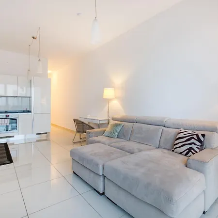A Fully Equipped 3br With Lovely Views & Wifi
