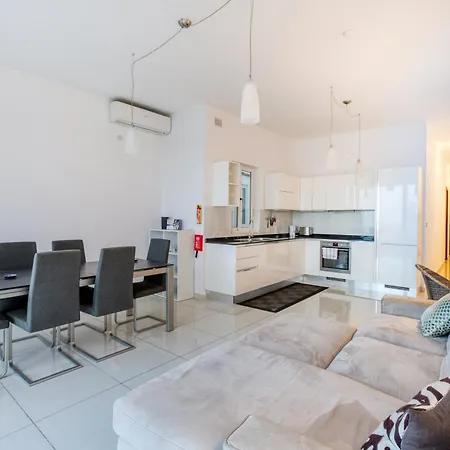 A Fully Equipped 3br With Lovely Views & Wifi Apartment *