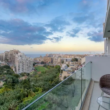 A Fully Equipped 3br With Lovely Views & Wifi