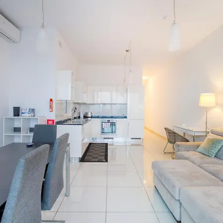 A Fully Equipped 3br With Lovely Views & Wifi *